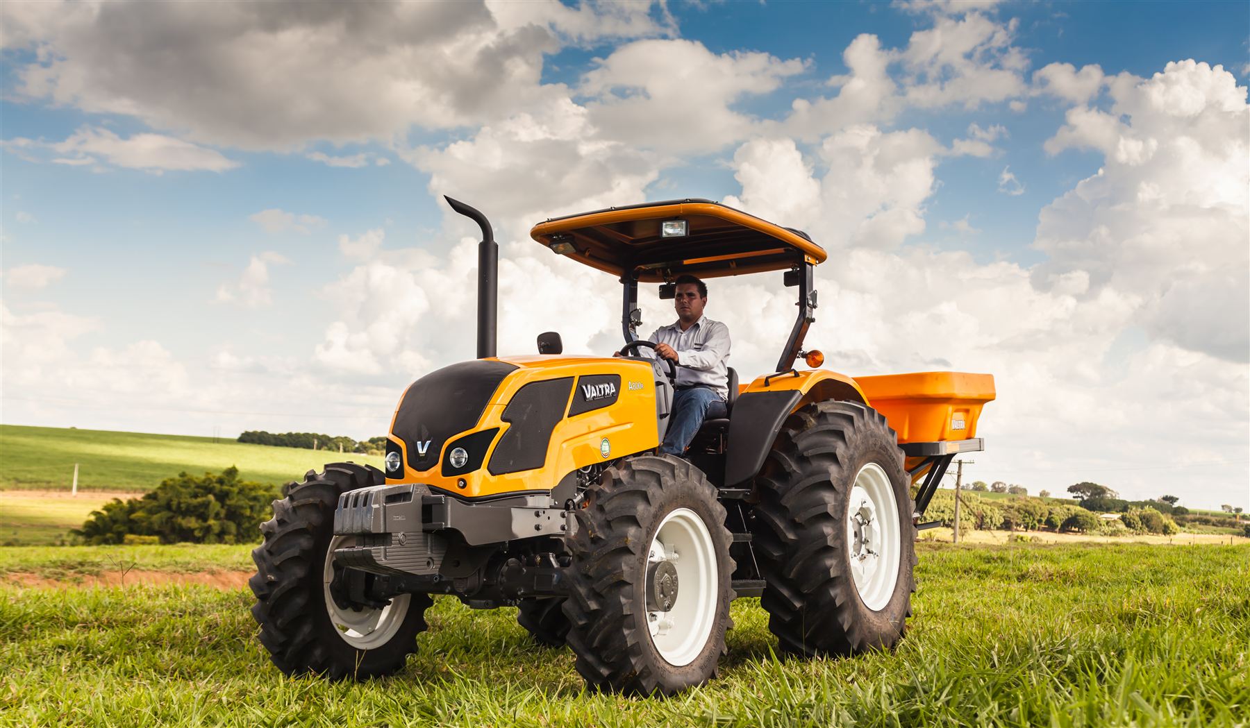 Trator Valtra em operação no campo, peça da campanha de vendas técnicas